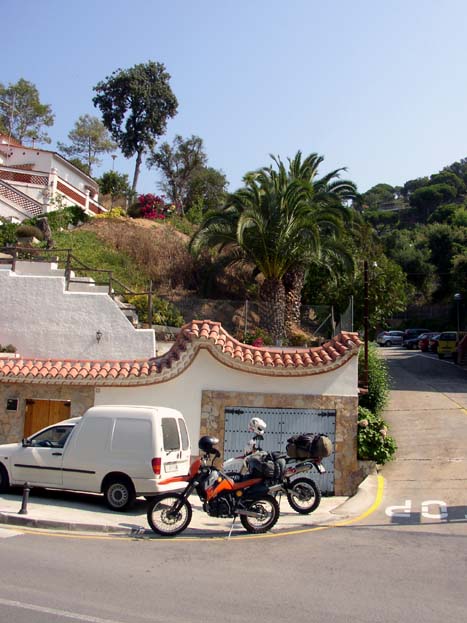 Die beiden Enduros am Eingang des Campingplatzes, Lloret de Mar