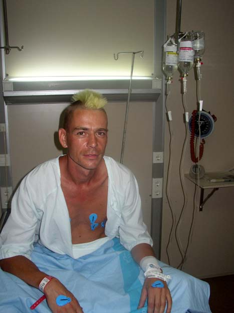 Der Abbruch unseres Urlaubs: Tino mit stark blutendem Magengeschwür im Krankenhaus in Barcelona.
