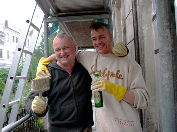 2004 gab es eine Baustelle in Bremen: Jörg und Tino beim Abbeizen der Fassadenfarbe