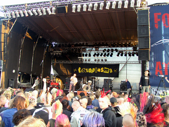 Picture: Force-Attack Punk Festival 2005 - Die Punk-Band Toxoplasma bei ihrem Auftritt auf der Hauptbühne