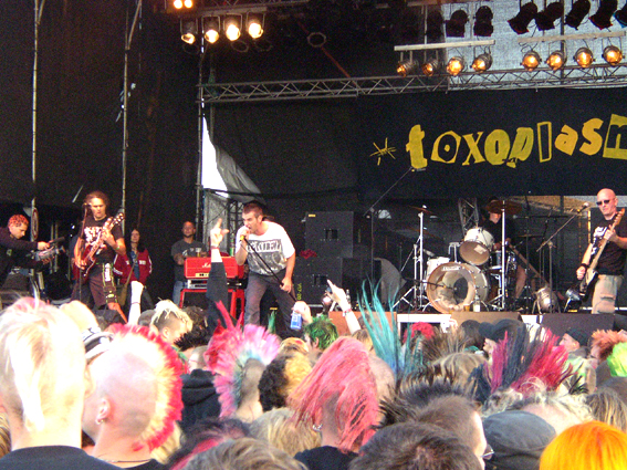 Picture: Force-Attack Punk Festival 2005 - Die Punk-Band Toxoplasma aus Neuwied mit Wally als Leadsänger