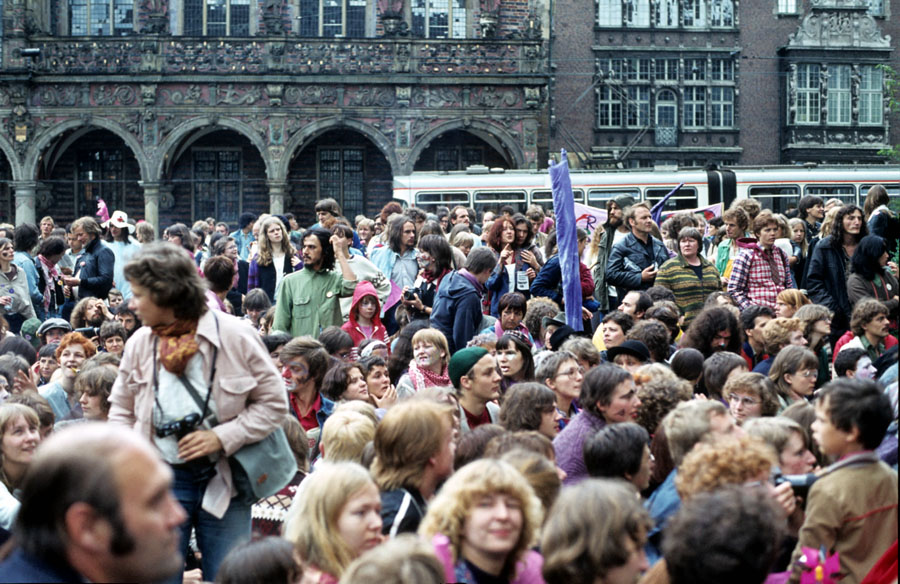Vor dem alten Bremer Rathaus: Schwuler Karneval 1979.