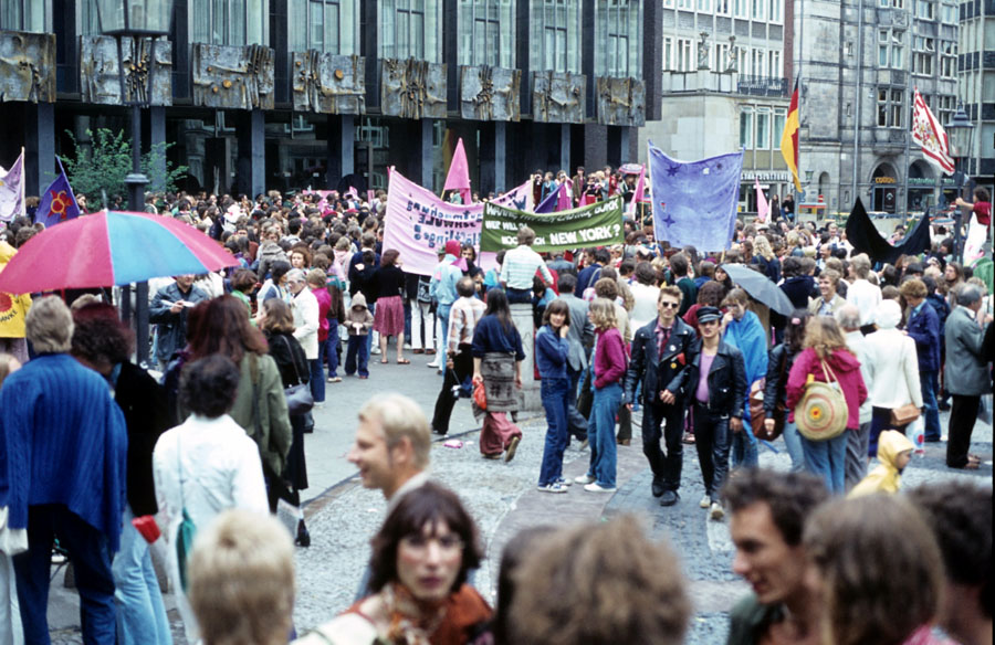 Vor der Bremischen Bürgerschaft: Schwuler Karneval 1979.