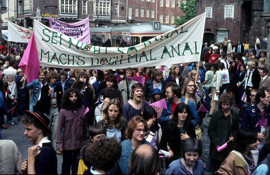 Auf dem alten Bremer Markt: Schwuler Karneval 1979.