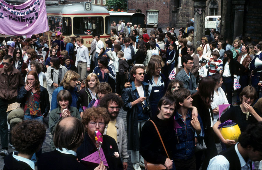 Auf dem alten Bremer Markt: Schwuler Karneval 1979. Vorne in der Mitte mit dem lila Dreieck auf der Brust: Egmont Fassbinder, von 1978 bis 2001 Verlagsleiter des Rosa Winkel Verlags in Berlin.