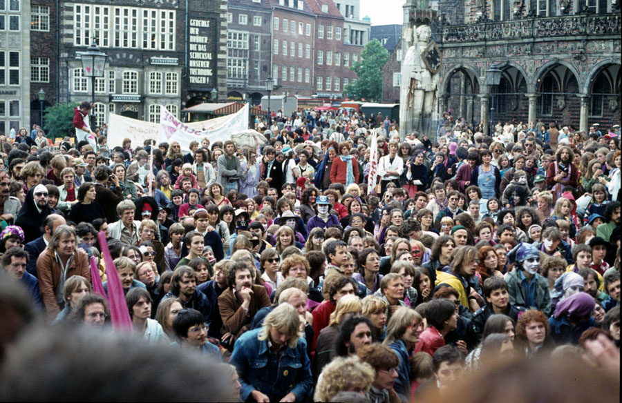 Vor dem alten Bremer Rathaus und Roland: Schwuler Karneval 1979.