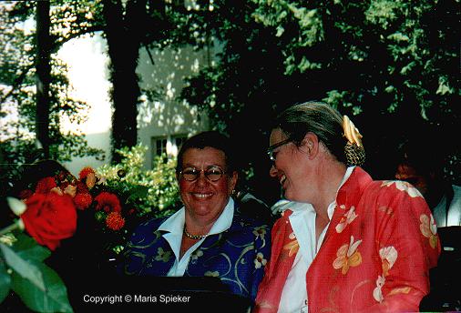 Evelyne Heiz und Susanne Gläß, Bremens erstes eingetragene Paar am 1.August 2001